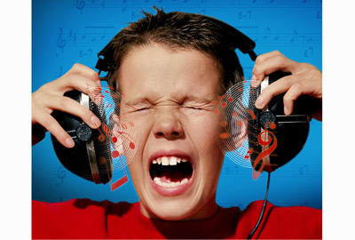 El exceso de volumen, una causa común de daño (trauma acústico) en los adolescentes